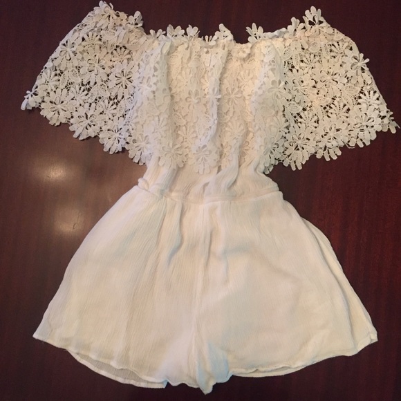 Dainty Hooligan Pants - Flower lace flowy white romper M